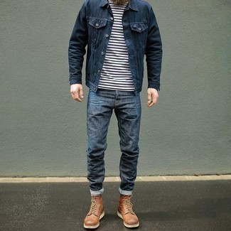 Как носить темно-синие джинсы с темно-синей джинсовой курткой мужчине в теплую погоду: Темно-синяя джинсовая куртка и темно-синие джинсы надежно закрепились в гардеробе многих джентльменов, позволяя составлять запоминающиеся и практичные образы. И почему бы не привнести в этот лук на каждый день чуточку стильной строгости с помощью табачных кожаных повседневных ботинок?