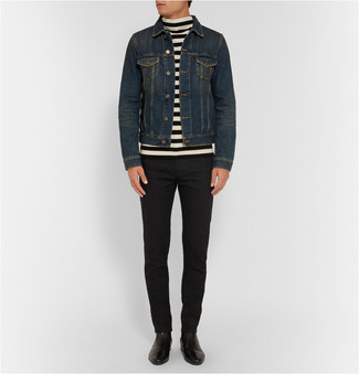 Модный лук: темно-синяя джинсовая куртка, бело-черная водолазка в горизонтальную полоску, черные джинсы, черные кожаные ботинки челси