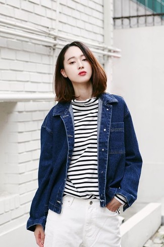 С чем носить темно-синюю куртку женщине: Темно-синяя куртка и белые джинсы — хороший вариант для простого, но стильного ансамбля.
