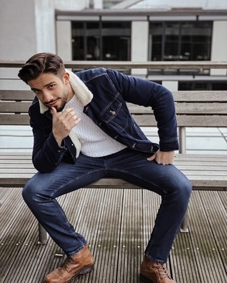 Какие вязаные свитера носить с коричневыми повседневными ботинками мужчине в стиле смарт-кэжуал: Если ты любишь одеваться с иголочки, чувствуя себя при этом комфортно и нескованно, стоит примерить это сочетание вязаного свитера и темно-синих джинсов. Любишь эксперименты? Закончи образ коричневыми повседневными ботинками.