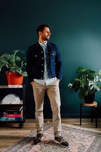 Как носить кроссовки с джинсовой курткой мужчине: В джинсовой куртке и светло-коричневых брюках чинос ты однозначно будешь олицетворением мужского стиля. Создать интересный контраст с остальными предметами из этого лука помогут кроссовки.