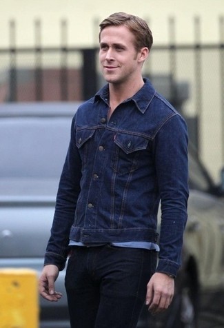 Как Ryan Gosling носит Темно-синяя джинсовая куртка, Голубая футболка с круглым вырезом, Черные джинсы