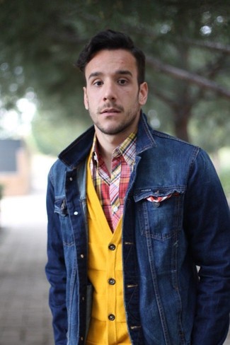 С чем носить желтый кардиган в 30 лет мужчине осень: Дуэт желтого кардигана и темно-синей джинсовой куртки позволит создать элегантный и современный мужской образ. Если хочешь выглядеть по-осеннему ярко и нескучно, тебе обязательно стоит взять этот лук на заметку.