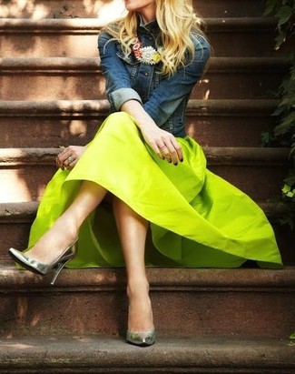 С чем носить синюю джинсовую куртку в 30 лет женщине весна: Сочетание синей джинсовой куртки и зелено-желтой юбки-миди — олицетворение современного стиля в большом городе. Вместе с этим ансамблем органично смотрятся серебряные кожаные туфли. Такой наряд несомненно придется тебе по вкусу весной.