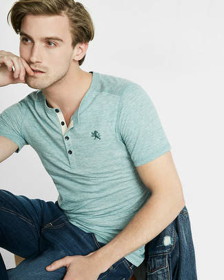С чем носить мятную футболку на пуговицах мужчине: Лук из мятной футболки на пуговицах и темно-синих джинсов — чудесный пример современного городского стиля.