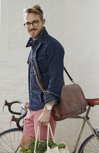 С чем носить темно-коричневую кожаную сумку почтальона: Если ты ценишь комфорт и функциональность, темно-синяя джинсовая куртка и темно-коричневая кожаная сумка почтальона — замечательный выбор для привлекательного повседневного мужского образа.