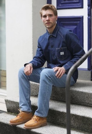 Какие джинсы носить с бежевыми топсайдерами: Дуэт темно-синей джинсовой куртки-рубашки и джинсов позволит создать необычный мужской образ в расслабленном стиле. Вместе с этим образом прекрасно смотрятся бежевые топсайдеры.