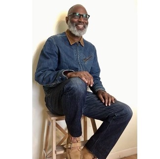 Как носить джинсы с повседневными ботинками за 50 лет мужчине: Темно-синяя джинсовая куртка-рубашка и джинсы — must have составляющие в гардеробе мужчин с великолепным вкусом в одежде. Вместе с этим луком органично будут выглядеть повседневные ботинки.