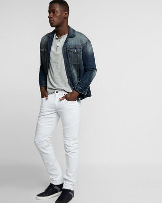 Какие низкие кеды носить с серой футболкой на пуговицах мужчине: Тандем серой футболки на пуговицах и белых джинсов позволит составить незаезженный мужской образ в повседневном стиле. В качестве обуви сюда напрашиваются низкие кеды.