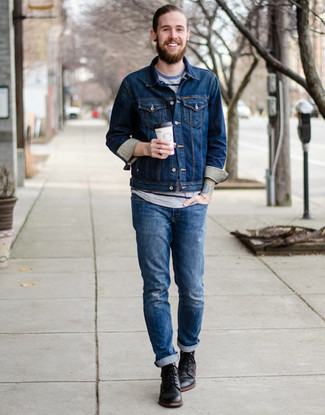 С чем носить темно-синие рваные джинсы мужчине осень в спортивном стиле: Если ты не воспринимаешь моду слишком серьезно, тебе полюбится этот образ из темно-синей джинсовой куртки и темно-синих рваных джинсов. Опасаешься выглядеть неаккуратно? Заверши этот лук черными кожаными повседневными ботинками. Разве это не здоровская идея в погожий осенний день?