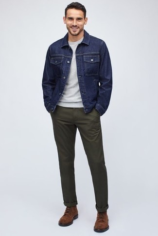 С чем носить табачные замшевые повседневные ботинки в 30 лет мужчине в стиле кэжуал: Если ты любишь выглядеть модно, чувствуя себя при этом комфортно и нескованно, тебе стоит примерить это сочетание темно-синей джинсовой куртки и темно-зеленых брюк чинос. Любишь эксперименты? Дополни образ табачными замшевыми повседневными ботинками.