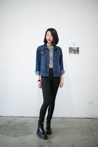 Модный лук: темно-синяя джинсовая куртка, серая футболка с круглым вырезом, черные джинсы скинни, черные кожаные ботинки на шнуровке