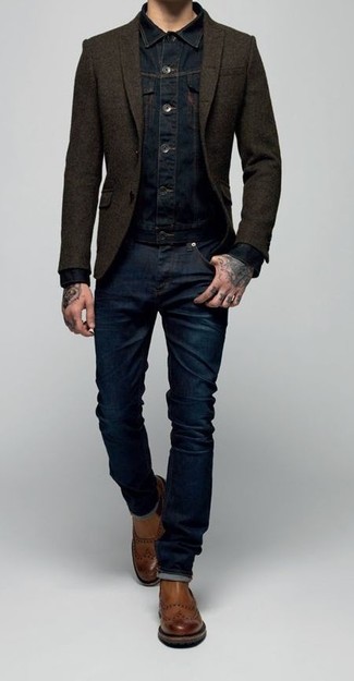 Модный лук: темно-синяя джинсовая куртка, темно-коричневый шерстяной пиджак, темно-синие джинсы, коричневые кожаные ботинки челси
