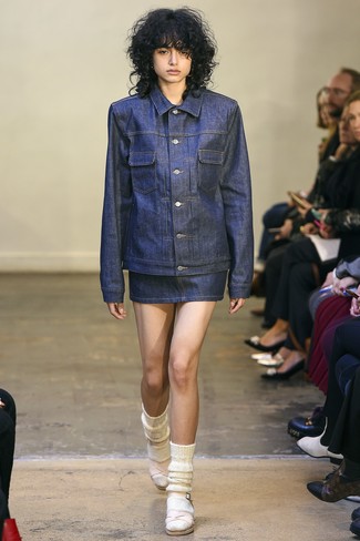 Модный лук: темно-синяя джинсовая куртка, темно-синяя джинсовая мини-юбка, розовые кожаные босоножки на каблуке, белые шерстяные носки