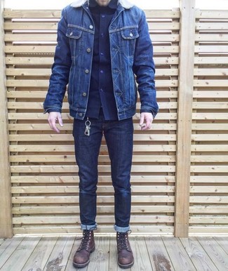 Как носить темно-синюю рубашку с длинным рукавом с синей джинсовой курткой в 30 лет мужчине осень в стиле смарт-кэжуал: Удобное сочетание синей джинсовой куртки и темно-синей рубашки с длинным рукавом вне всякого сомнения будет привлекать внимание прекрасных барышень. Темно-коричневые кожаные повседневные ботинки — великолепный вариант, чтобы дополнить лук. Классный осенний лук, подобный этому — один из самых легких способов поднять себе настроение и зарядиться позитивом на весь день.