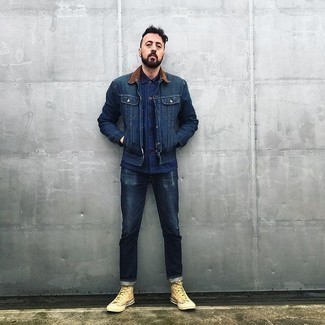 Какие джинсы носить с бежевыми высокими кедами в 30 лет мужчине: Темно-синяя джинсовая куртка и джинсы будет хорошей идеей для расслабленного повседневного образа. Чтобы ансамбль не получился слишком строгим, можешь дополнить его бежевыми высокими кедами.