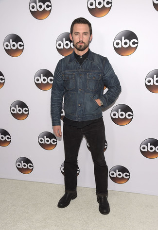 Темно-синяя джинсовая куртка и черные джинсы — хорошая идея для расслабленного, но модного мужского ансамбля. Вместе с этим ансамблем отлично будут выглядеть черные кожаные ботинки дезерты.