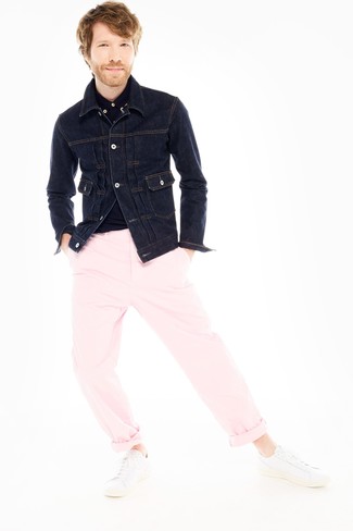 Какие футболки-поло носить с розовыми брюками чинос: Футболка-поло смотрится отлично с розовыми брюками чинос. Если говорить об обуви, белые кожаные низкие кеды станут отличным выбором.