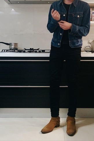 Как носить джинсовую куртку с ботинками челси в 20 лет мужчине: Джинсовая куртка и черные зауженные джинсы — неотъемлемые вещи в гардеробе парней с чувством стиля. Почему бы не добавить в повседневный образ чуточку изысканности с помощью ботинок челси?