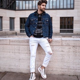 Как носить темно-синюю джинсовую куртку с белыми кроссовками мужчине: Темно-синяя джинсовая куртка и белые рваные джинсы — великолепная формула для воплощения стильного и незамысловатого лука. Чтобы добавить в лук немного авантюрности , на ноги можно надеть белые кроссовки.