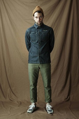 С чем носить синюю джинсовую рубашку мужчине осень в стиле кэжуал: Лук из синей джинсовой рубашки и оливковых брюк чинос позволит создать нескучный мужской образ в непринужденном стиле. Что касается обуви, можешь отдать предпочтение функциональности и надеть на ноги серые кроссовки. Если хочешь выглядеть по-осеннему ярко и интересно, тебе определенно следует взять этот лук на вооружение.