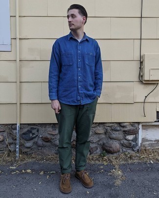 С чем носить темно-синюю джинсовую рубашку мужчине: Комбо из темно-синей джинсовой рубашки и темно-зеленых брюк чинос позволит выразить твою индивидуальность. Вкупе с этим образом органично будут смотреться коричневые замшевые ботинки дезерты.