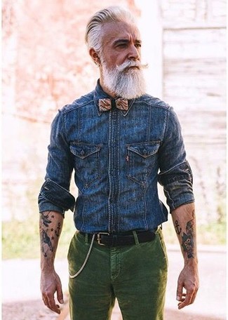 С чем носить синюю джинсовую рубашку за 60 лет мужчине: Образ из синей джинсовой рубашки и темно-зеленых вельветовых джинсов как нельзя лучше подчеркнет твой индивидуальный стиль.