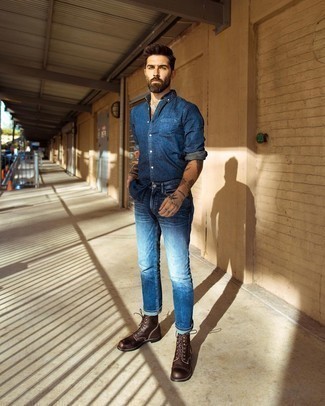 Как носить темно-синюю джинсовую рубашку с коричневыми кожаными повседневными ботинками мужчине в стиле кэжуал: Современным джентльменам, которые хотят быть в курсе последних тенденций, советуем обратить внимание на это сочетание темно-синей джинсовой рубашки и темно-синих джинсов. Любители экспериментов могут завершить образ коричневыми кожаными повседневными ботинками, тем самым добавив в него чуточку элегантности.