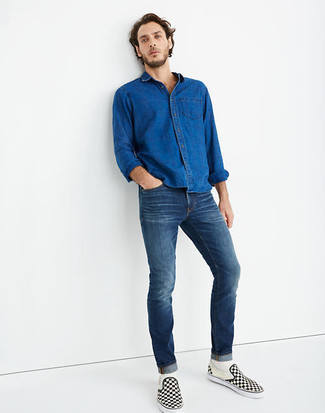Какие джинсовые рубашки носить с темно-синими джинсами мужчине: В джинсовой рубашке и темно-синих джинсах можно пойти на свидание в непринужденной обстановке или провести выходной, когда в программе культурное мероприятие без дресс-кода. В паре с этим ансамблем органично смотрятся черно-белые слипоны из плотной ткани в клетку.