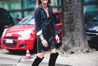 Модный лук: темно-синяя джинсовая рубашка, черная кожаная мини-юбка, черные замшевые сапоги