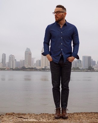 Какие повседневные ботинки носить с синей джинсовой рубашкой мужчине в теплую погоду: Комбо из синей джинсовой рубашки и черных джинсов позволит выразить твой индивидуальный стиль и выделиться из общей массы. Хотел бы привнести сюда немного строгости? Тогда в качестве дополнения к этому луку, стоит обратить внимание на повседневные ботинки.