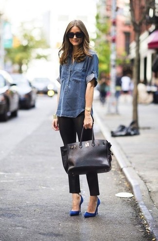 С чем носить синюю джинсовую рубашку женщине осень: Если ты ценишь удобство и функциональность, синяя джинсовая рубашка и черные леггинсы — отличный выбор для модного повседневного ансамбля. Весьма недурно здесь смотрятся синие замшевые туфли. Разве это не отличное решение на весенне-осенний период?