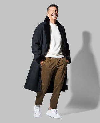 Какие брюки чинос носить с белыми низкими кедами за 40 лет в прохладную погоду в стиле кэжуал: Дуэт темно-синей дубленки и брюк чинос позволит составить необычный мужской лук в непринужденном стиле. Такой образ несложно приспособить к повседневным нуждам, если завершить его белыми низкими кедами.