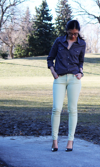 С чем носить зеленые джинсы женщине: Темно-синяя классическая рубашка в горошек и зеленые джинсы — неотъемлемые вещи в гардеробе барышень с чувством стиля. В сочетании с этим ансамблем наиболее удачно смотрятся черные кожаные туфли.