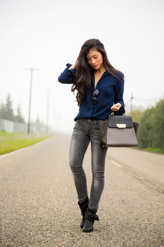 С чем носить темно-сине-красную классическую рубашку женщине: Дуэт темно-сине-красной классической рубашки и серых джинсов скинни поможет создать интересный наряд в непринужденном стиле. Черные кожаные ботильоны — хороший выбор, чтобы закончить образ.