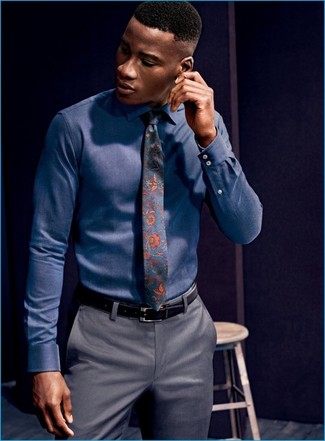 С чем носить синюю классическую рубашку в 30 лет мужчине в теплую погоду в деловом стиле: Несмотря на то, что это довольно выдержанный образ, сочетание синей классической рубашки и серых классических брюк является постоянным выбором стильных молодых людей, покоряя при этом дамские сердца.