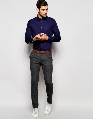 Модный лук: темно-синяя классическая рубашка, темно-серые классические брюки, белые низкие кеды, табачный кожаный ремень