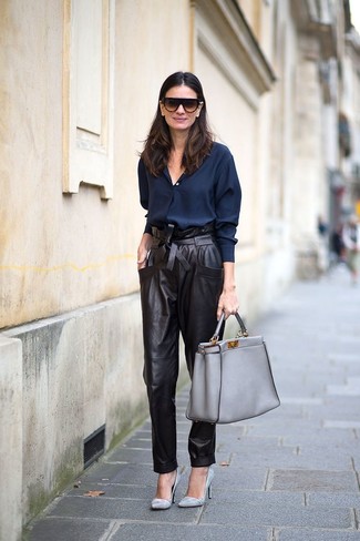 С чем носить черные кожаные брюки-галифе женщине в деловом стиле: Темно-синяя классическая рубашка в паре с черными кожаными брюками-галифе поможет выразить твою индивидуальность и выгодно выделиться из серой массы. Серые кожаные туфли чудесно дополнят этот образ.