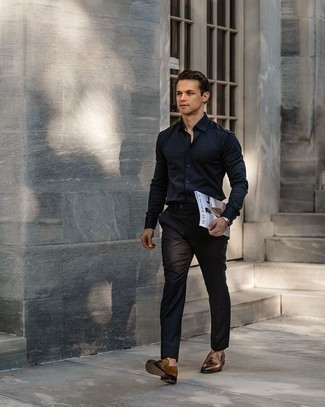 Какие классические брюки носить с темно-синей классической рубашкой мужчине: Темно-синяя классическая рубашка в сочетании с классическими брюками позволит составить модный и мужественный образ. Если сочетание несочетаемого привлекает тебя не меньше, чем проверенная классика, закончи этот лук коричневыми кожаными лоферами с кисточками.