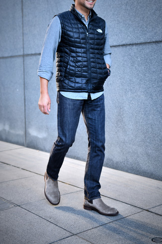 Какие джинсы носить с серыми ботинками челси мужчине: Темно-синяя стеганая куртка без рукавов и джинсы выигрышно вписываются в гардероб самых взыскательных джентльменов. Сбалансировать ансамбль и добавить в него немного классики позволят серые ботинки челси.