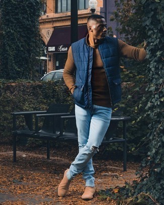 Какие джинсы носить с синей курткой без рукавов мужчине в теплую погоду: Синяя куртка без рукавов и джинсы помогут создать легкий и удобный ансамбль для выходного дня в парке или вечера в пабе с друзьями. Любители модных экспериментов могут закончить ансамбль светло-коричневыми замшевыми ботинками челси, тем самым добавив в него немного изысканности.