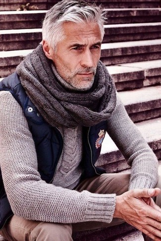 Как носить брюки чинос с вязаным свитером: Лук из вязаного свитера и брюк чинос — замечательный пример современного городского стиля.