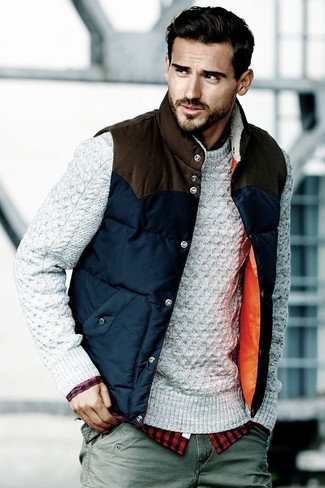 С чем носить серый вязаный свитер в 30 лет мужчине в теплую погоду: Серый вязаный свитер и серые брюки карго отлично впишутся в мужской образ в стиле кэжуал.