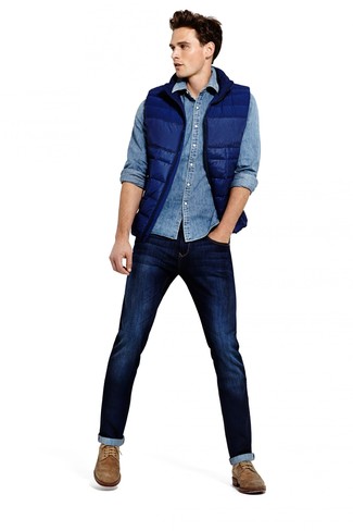 Какие джинсы носить с синей джинсовой рубашкой мужчине: Синяя джинсовая рубашка в сочетании с джинсами подчеркнет твой индивидуальный стиль. Любители экспериментировать могут закончить лук светло-коричневыми замшевыми ботинками броги, тем самым добавив в него немного строгости.