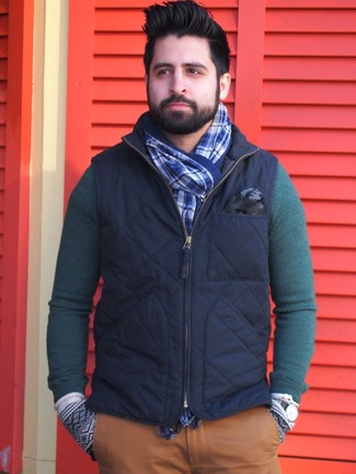 С чем носить темно-сине-красный шарф в 30 лет мужчине в теплую погоду: Если в одежде ты делаешь ставку на комфорт и практичность, темно-синяя куртка без рукавов и темно-сине-красный шарф — великолепный вариант для модного повседневного мужского образа.