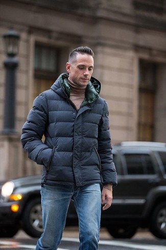 С чем носить коричневую водолазку мужчине в холод в стиле смарт-кэжуал: Сочетание коричневой водолазки и синих джинсов поможет воплотить в твоем луке городской стиль современного мужчины.