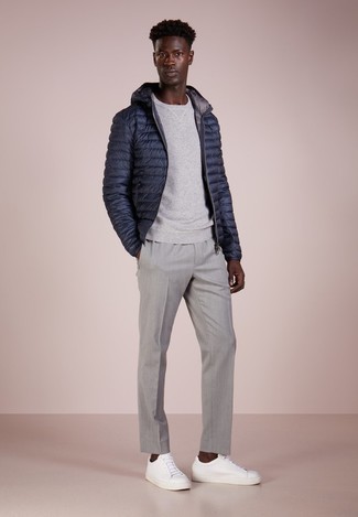 Как носить кеды с свитером мужчине в прохладную погоду: Свитер будет выглядеть великолепно в сочетании с серыми брюками чинос. Тебе нравятся дерзкие решения? Можешь дополнить свой образ кедами.