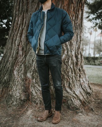 С чем носить синюю легкую куртку-пуховик в 30 лет мужчине в прохладную погоду: Синяя легкая куртка-пуховик и черные рваные джинсы — беспроигрышный выбор, если ты хочешь составить непринужденный, но в то же время модный мужской образ. Почему бы не добавить в этот образ на каждый день немного изысканности с помощью коричневых кожаных ботинок челси?