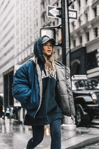 Женская темно-синяя куртка-пуховик от Nike