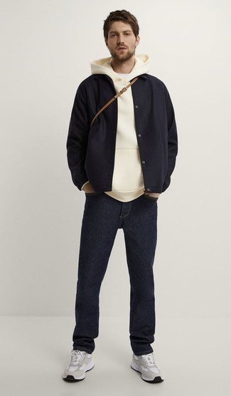 Модный лук: темно-синяя куртка-рубашка, бежевый худи, темно-синие джинсы, серые кроссовки